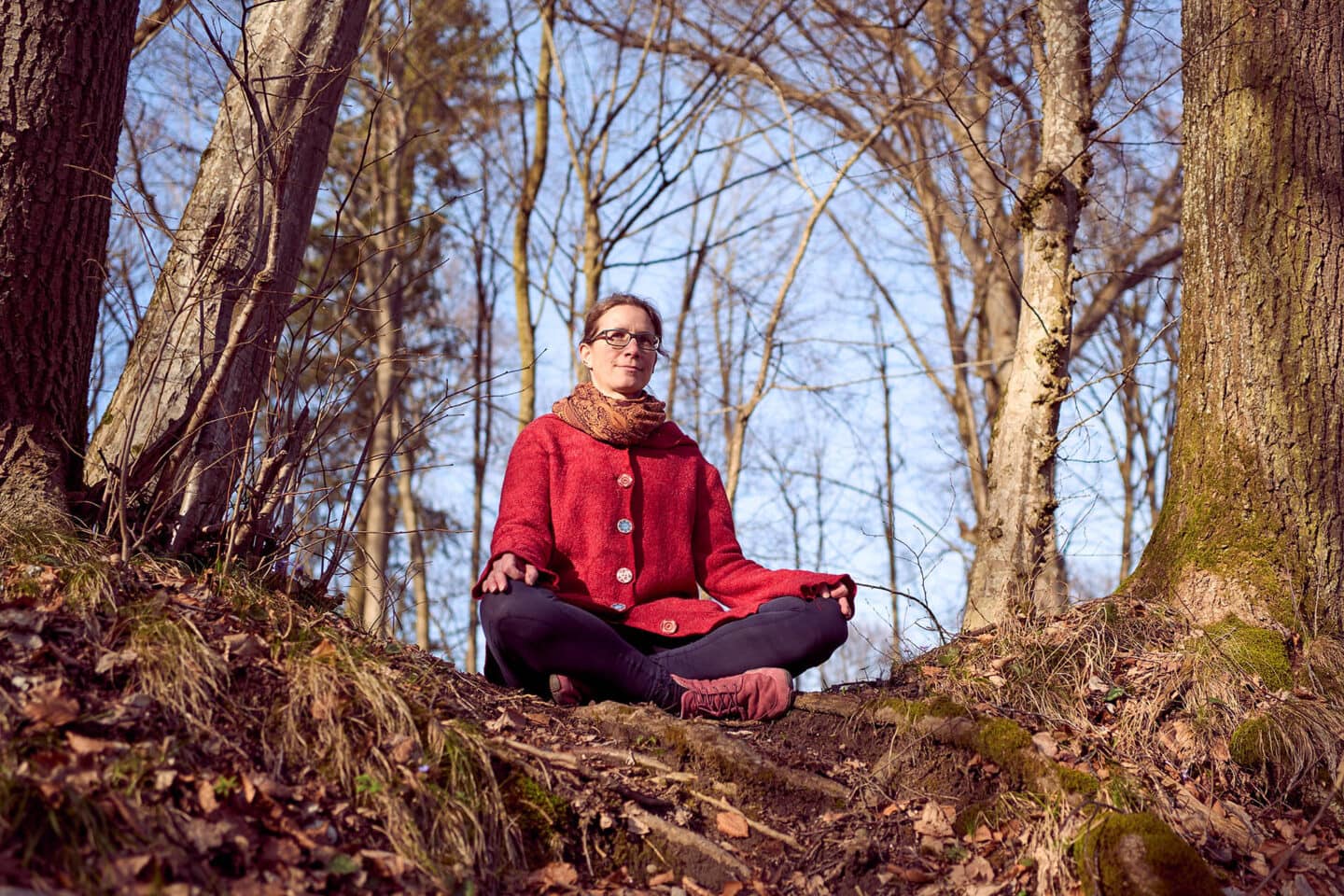 Frau meditiert friedlich im Wald