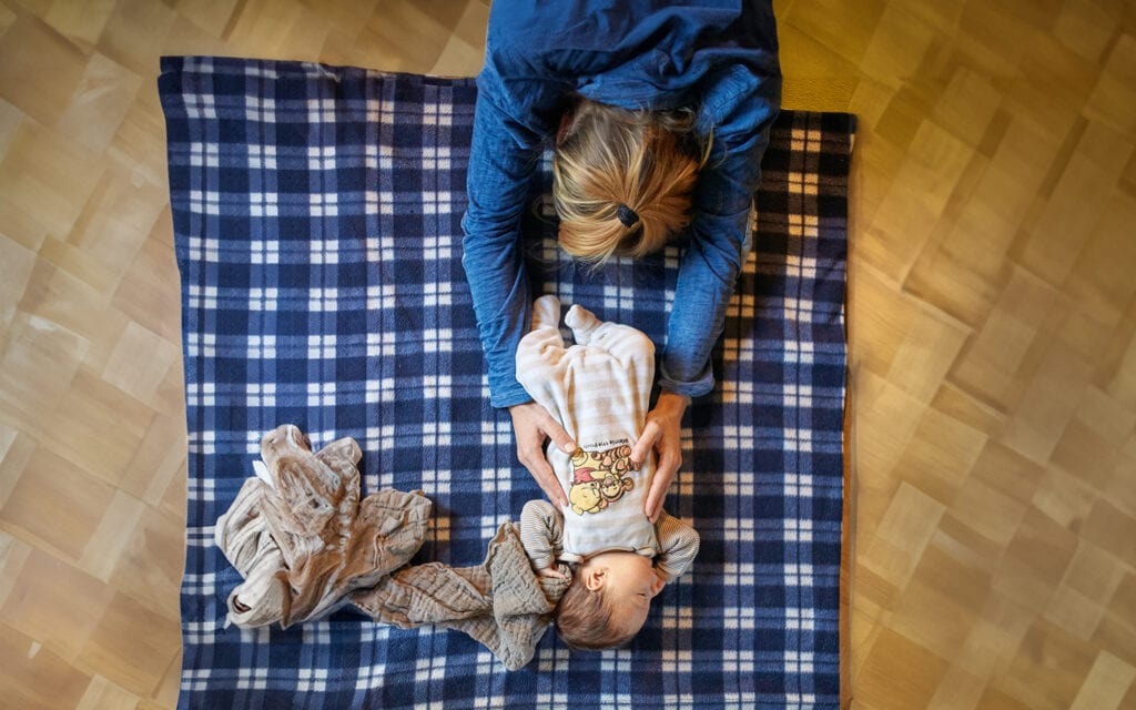 Mutter und Baby machen Yoga
