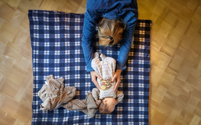 Mutter und Baby machen Yoga